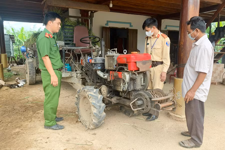  Lực lượng Công an huyện Phú Thiện thường xuyên xuống cơ sở để vận động, nhắc nhở người dân chấp hành các quy định của pháp luật khi tham gia giao thông. Ảnh: R.H