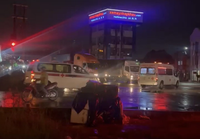 Rất nhiều xe cứu thương tới hiện trường Rất nhiều xe cứu thương tới hiện trường