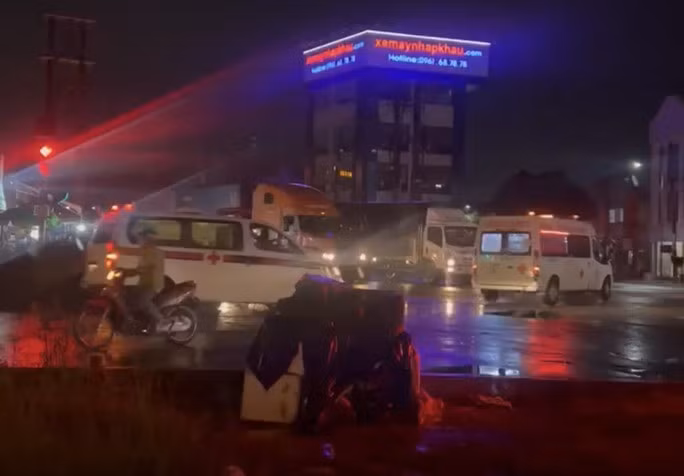 Rất nhiều xe cứu thương tới hiện trường