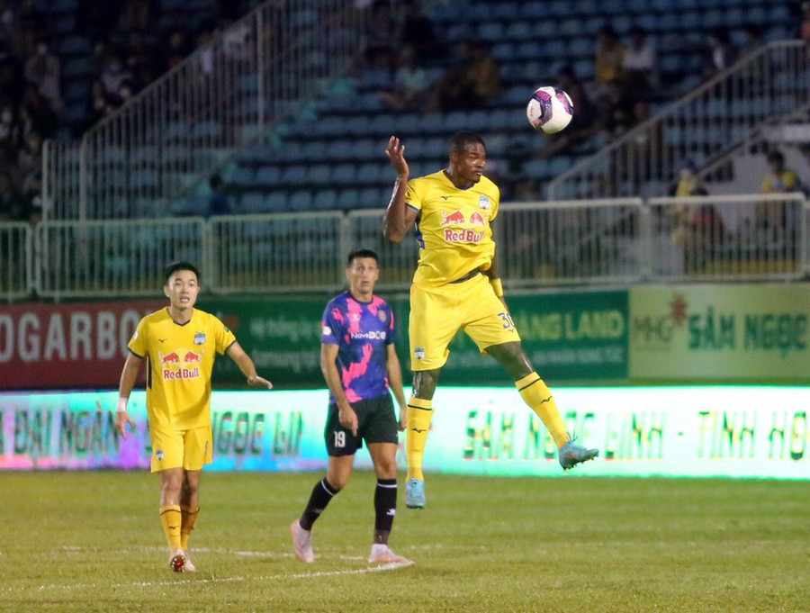 Các cầu thủ HAGL miệt mài tấn công trong suốt cả trận đấu. Ảnh: Văn Ngọc