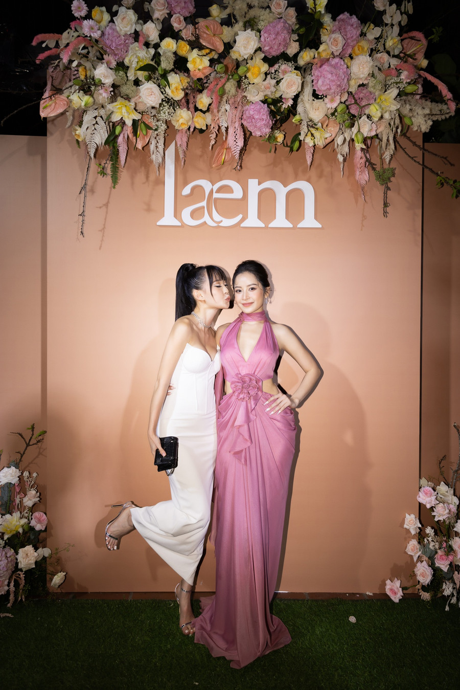  Hot girl SunHT đến mừng người bạn thân lên chức CEO. Cả hai vẫn duy trì tình bạn thân thiết nhiều năm qua