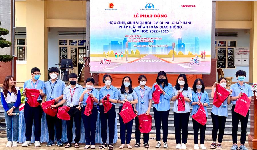 Các em học sinh Trường THPH chuyên Hùng Vương tham gia trò chơi 