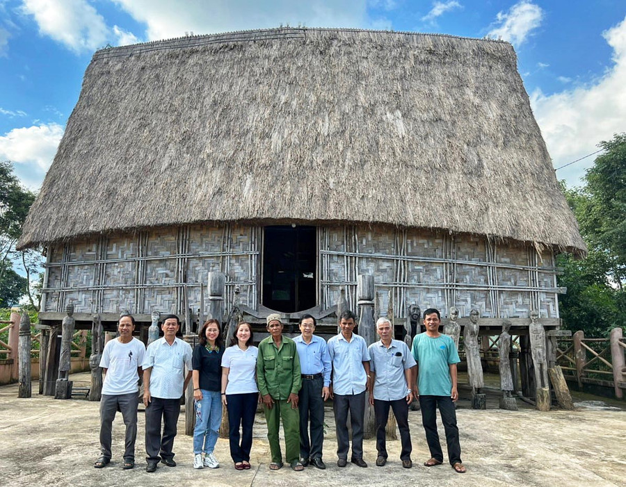 Tiến sĩ Ngô Thị Thu Trang (thứ 4 từ trái sang) trong chuyến khảo sát du lịch tại làng Đê Kjiêng, xã Ayun, huyện Mang Yang. Ảnh: Hoàng Ngọc