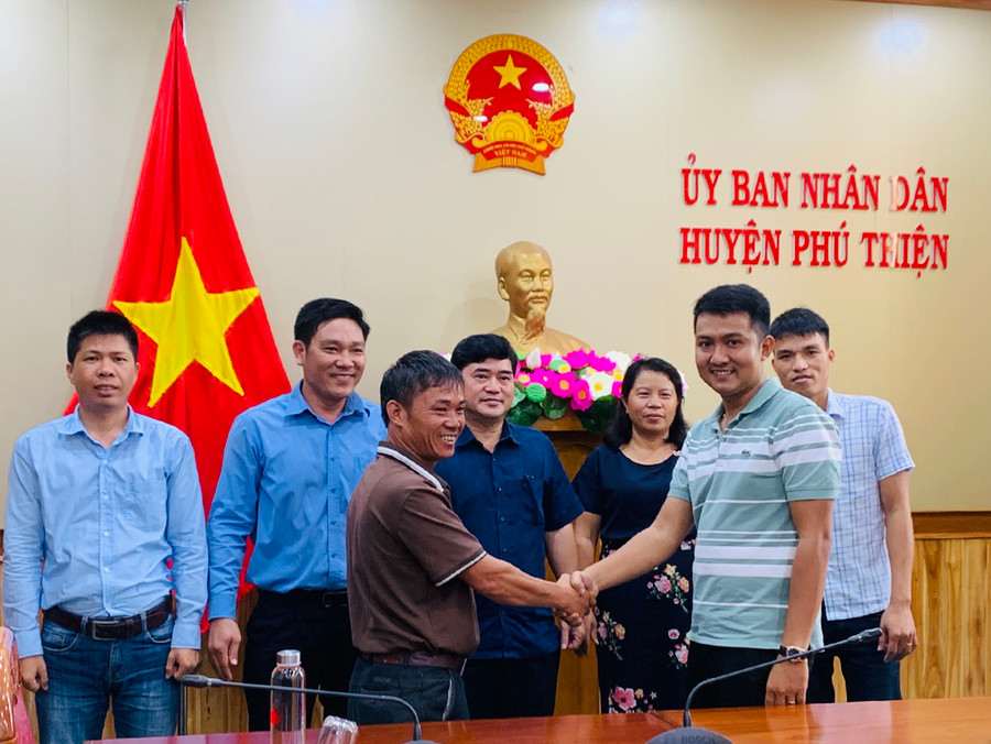 Doanh nghiệp tư nhân Tám Biển (tỉnh Tiền Giang) bắt tay với nông dân, cam kết bao tiêu toàn bộ sản lượng lúa gạo tham gia mô hình. Ảnh: Vũ Chi  Đại diện doanh nghiệp tư nhân Tám Biển (Tiền Giang) bắt tay cam kết với người nông dân bao tiêu toàn bộ sản lượng lúa gạo tham gia mô hình. Ảnh: Vũ Chi