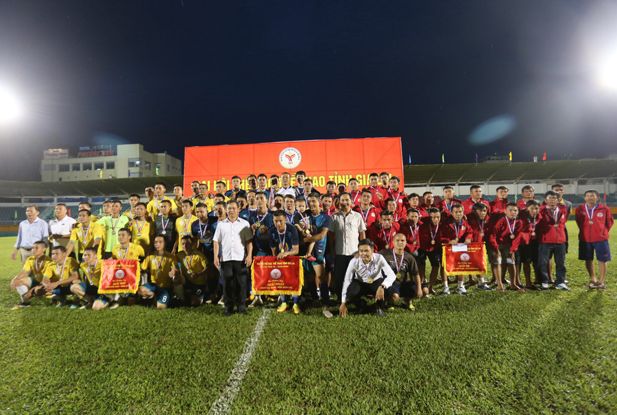 Ban tổ chức trao giải cho các đội đạt thứ hạng nhất, nhì, ba. Ảnh: Văn Ngọc Ban tổ chức trao giải cho các đội đạt thứ hạng nhất, nhì, ba Ảnh Văn Ngọc