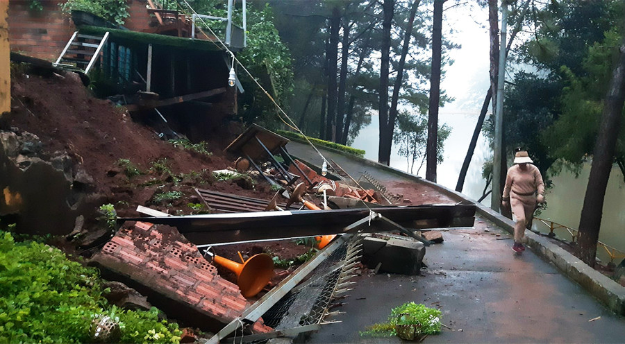 Đoạn tường rào phía bờ Bắc Công viên Diên Hồng (TP. Pleiku, tỉnh Gia Lai) bị sập. Ảnh: Duy Lê Ảnh: Duy Lê