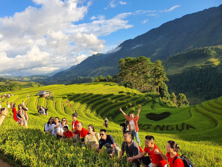 Du khách chụp ảnh trên ruộng bậc thang tại Mù Căng Chải, Yên Bái. Ảnh: Hà Trường Giang