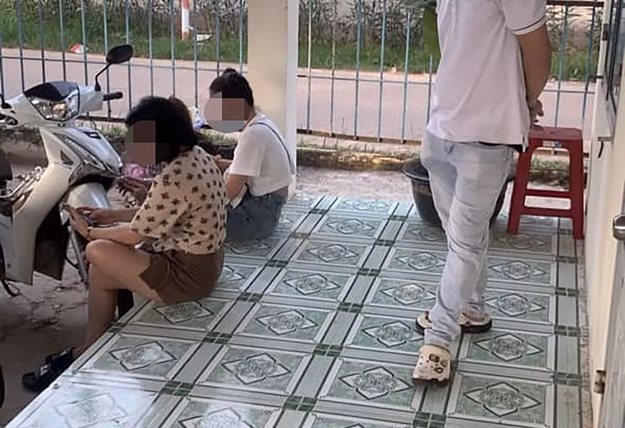 Người phụ nữ tìm thấy V.A. tại xã Bình Tân có mặt trước phòng làm việc công an xã Bình Tân chiều 17.9. Ảnh: CTV