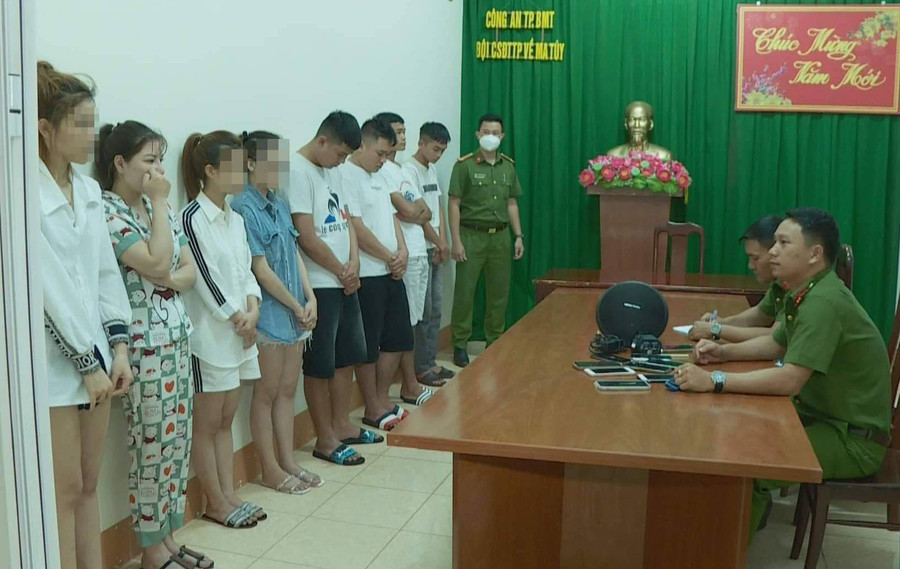 Nhóm thanh niên mua bán, tàng trữ, sử dụng trái phép chất ma túy tại cơ quan công an. Ảnh: Công an cung cấp Nhóm thanh niên mua bán, tàng trữ, sử dụng trái phép chất ma túy tại cơ quan công an. Ảnh: Công an cung cấp