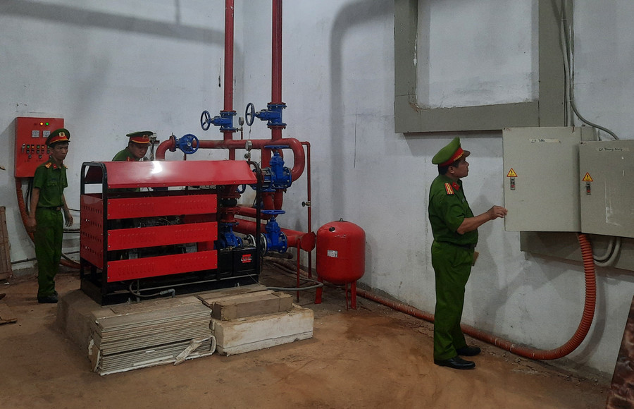 Lực lược chức năng kiểm tra PCCC tại cơ sở karaoke. Ảnh minh họa