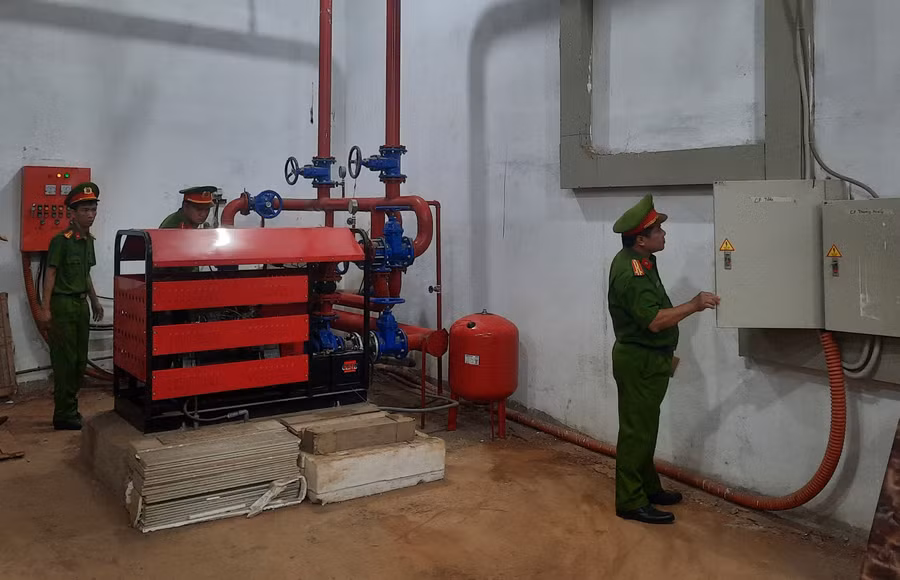 Lực lược chức năng kiểm tra PCCC tại cơ sở karaoke. Ảnh minh họa