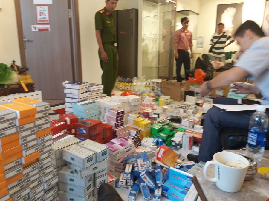 Thuốc, trang thiết bị y tế tại một cơ sở khám, chữa bệnh chui. Ảnh: Thanh tra Sở Y tế cung cấp Thuốc, trang thiết bị y tế tại một cơ sở khám, chữa bệnh chui. Ảnh: Thanh tra Sở Y tế cung cấp