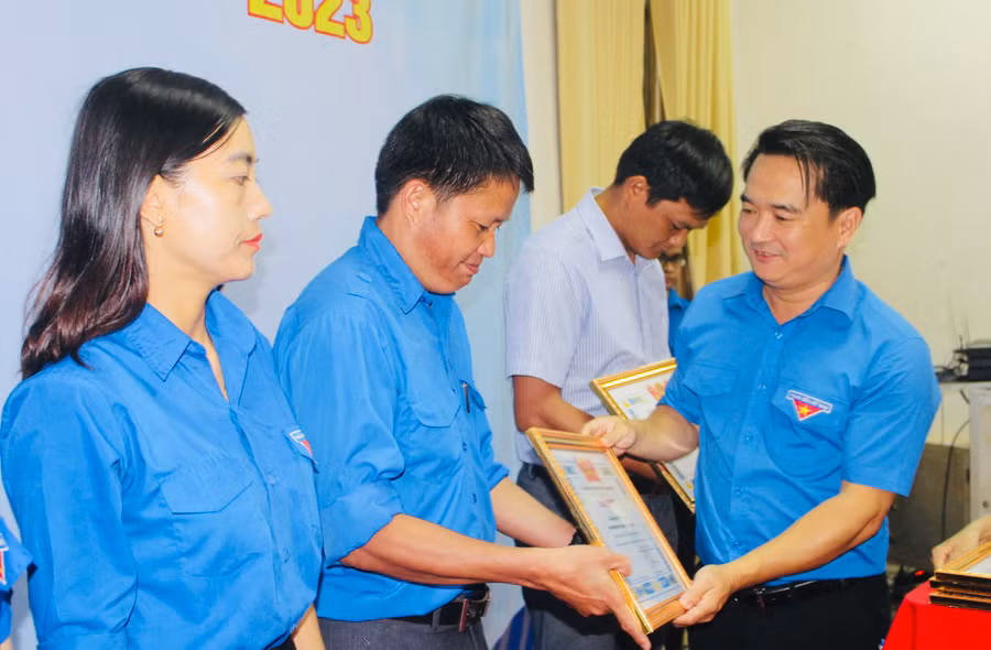 Tỉnh Đoàn tặng bằng khen cho 22 tập thể, cá nhân có thành tích xuất sắc trong công tác Đoàn trường học năm học 2021-2022. Ảnh: Phan Lài