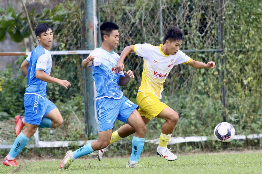 Thế trận giữa U17 Sông Lam Nghệ An và U17 PVF diễn ra cân bằng. Ảnh: VFF