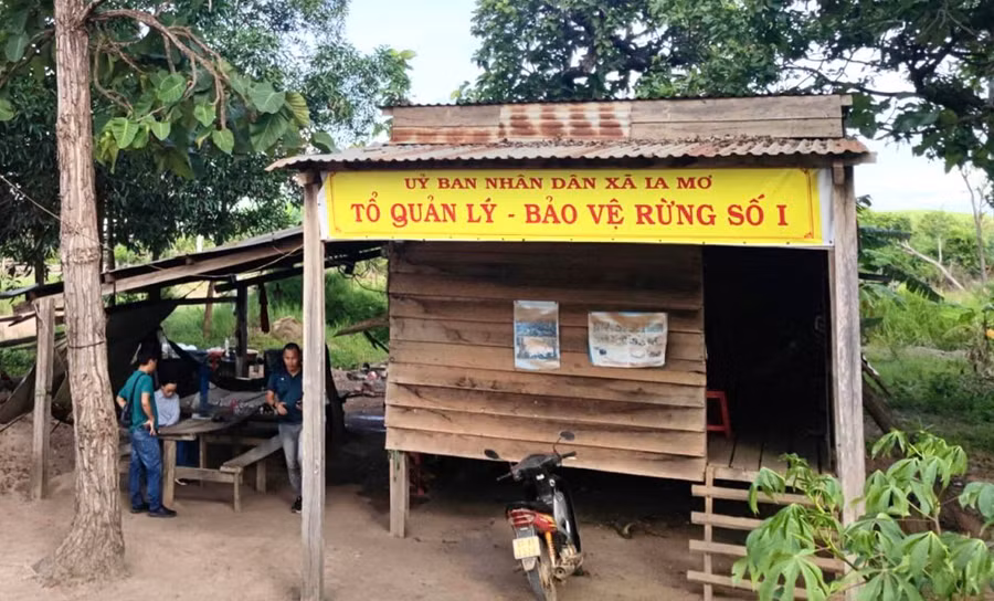  Để diện tích rừng do xã quản lý, bảo vệ không bị xâm, chính quyền xã Ia Mơr thuê người dân lập các chốt bảo vệ rừng. Ảnh: Minh Nguyễn