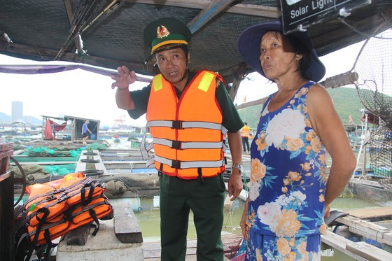  Vận động người dân nuôi trồng thủy hải sản ven cảng Quy Nhơn chủ động bảo vệ tài sản, tính mạng trước bão lớn