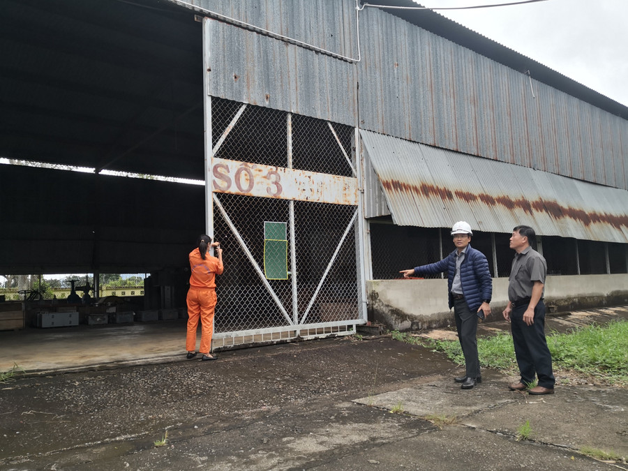 Ông Đòan Tiến Cường (thứ 2 từ phải qua)-Giám đốc Công ty thủy điện Ia Ly kiể m tra kho vật tư của Công ty. Ảnh. Đông Quân