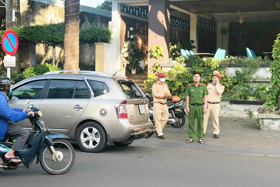Pleiku: Xe máy tông vào đuôi ô tô, 1 người bị thương ảnh 2 Hiện trường vụ tai nạn. Ảnh: Phạm Dực