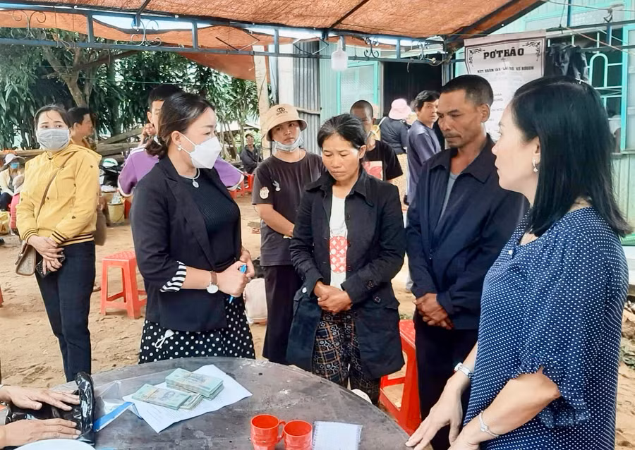 Thay mặt nhà hảo tâm, bà Lý Thị Hồng Trị (thứ hai từ trái qua)- Chủ nhiệm Câu lạc bộ Cơm từ thiện Pleiku đã trao số tiền 124.511.000 đồng cho gia đình 3 cháu bị tại nạn giao thông. Ảnh: Lý Thị Hồng Trị