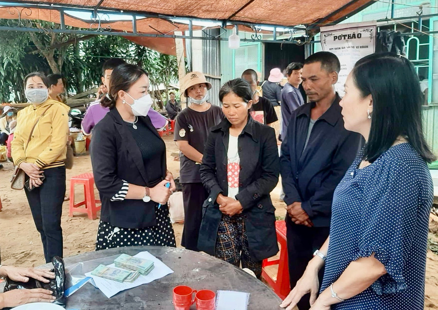 Thay mặt nhà hảo tâm, bà Lý Thị Hồng Trị (thứ hai từ trái qua)-Chủ nhiệm Câu lạc bộ Cơm từ thiện Pleiku đã trao số tiền hơn 124,5 triệu đồng cho gia đình 3 cháu bị tại nạn giao thông. Ảnh: Lý Thị Hồng Trị Thay mặt nhà hảo tâm, bà Lý Thị Hồng Trị (thứ hai từ trái qua)- Chủ nhiệm Câu lạc bộ Cơm từ thiện Pleiku đã trao số tiền 124.511.000 đồng cho gia đình 3 cháu bị tại nạn giao thông. Ảnh: Lý Thị Hồng Trị