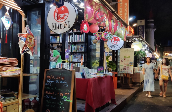 Nhiều tổ chức, cá nhân sử dụng lồng đèn Việt để trang trí, tổ chức các chương trình, lễ hội. Ảnh: AN NA