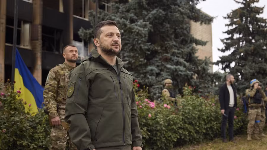 Tổng thống Ukraina Volodymyr Zelensky thăm thành phố Izyum, Kharkiv, Ukraina, ngày 14.9.2022. Ảnh: Văn phòng Báo chí Tổng thống Ukraina