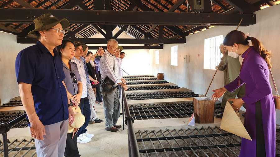 Đoàn công tác tham quan di tích Trại Phú Tường (Chuồng cọp Pháp). Ảnh: Bá Bính  Tham quan di tích Trại Phú Tường (Chuồng cọp Pháp). Ảnh: Bá Bính