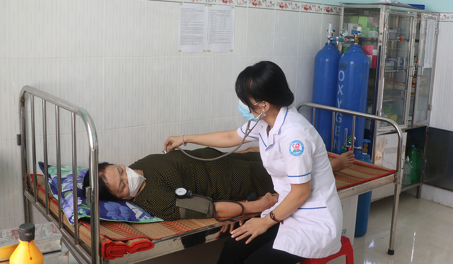 Bác sĩ tại Trạm Y tế phường An Tân, thị xã An Khê, khám-chữa bệnh cho người dân trên địa bàn. Ảnh:Ngọc Minh