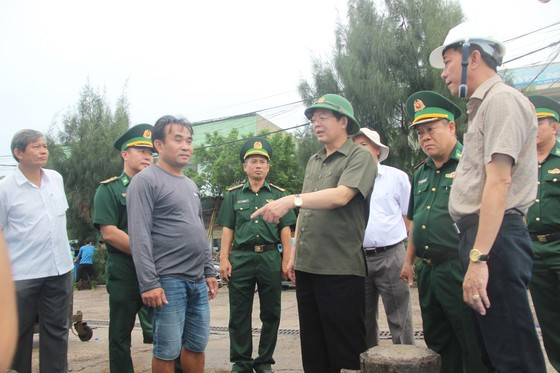 Bí thư Tỉnh ủy Bình Định Hồ Quốc Dũng (mũ cối xanh) vận động ngư dân chủ động bảo vệ tài sản, tính mạng trước bão lớn