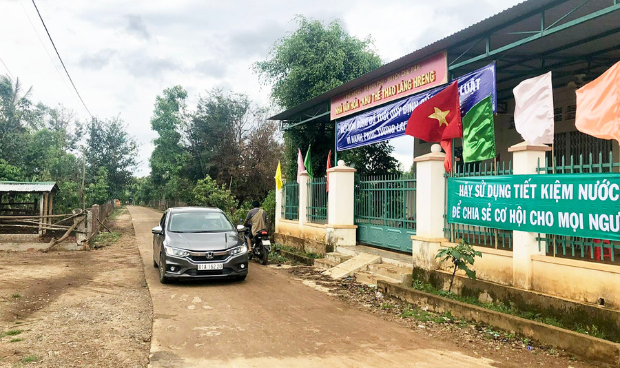 Đường giao thông nông thôn ở làng Hreng, xã Hòa Phú được bê tông hóa đảm bảo cho xe ô tô đi lại thuận tiện. Ảnh: Gia Hưng Đường giao thông nông thôn ở làng Hreng, xã Hòa Phú được bê tông hóa đảm bảo cho xe ô tô đi lại thuận tiện. Ảnh: Gia Hưng