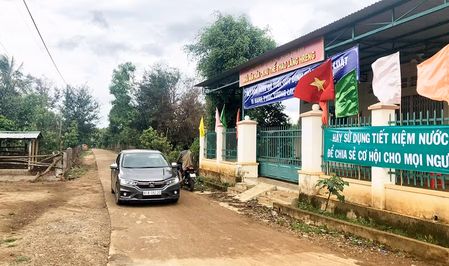  Đường giao thông nông thôn ở làng Hreng, xã Hòa Phú được bê tông hóa đảm bảo cho xe ô tô đi lại thuận tiện. Ảnh: Gia Hưng