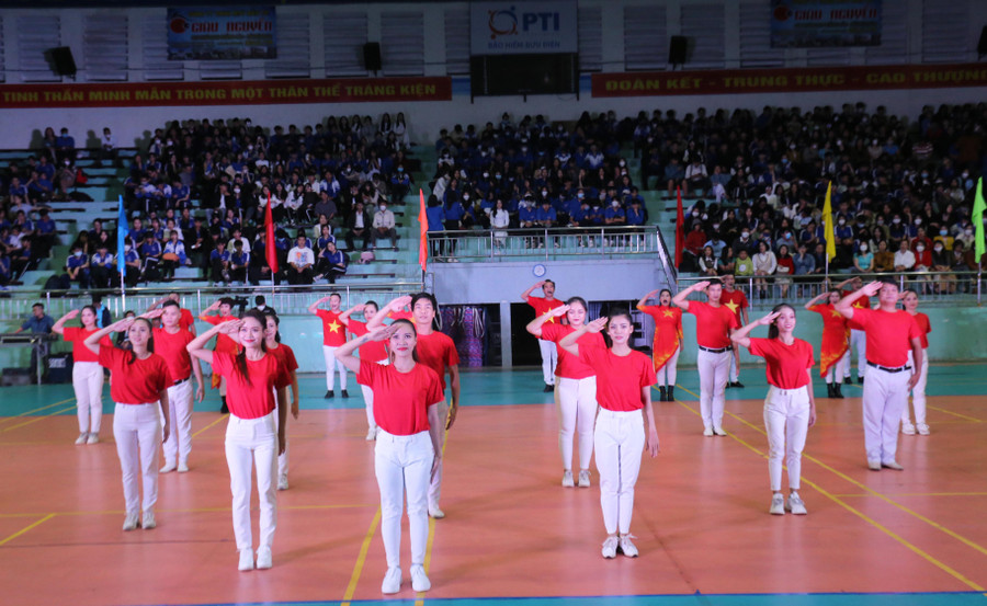 Chương trình văn nghệ sôi động Nhà hát Ca múa nhạc tổng hợp Đam San biểu diễn Ảnh Văn Ngọc