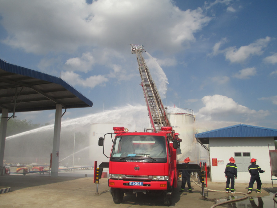 Diễn tập PCCC tại các đơn vị kinh doanh xăng dầu. Ảnh: Lê Anh