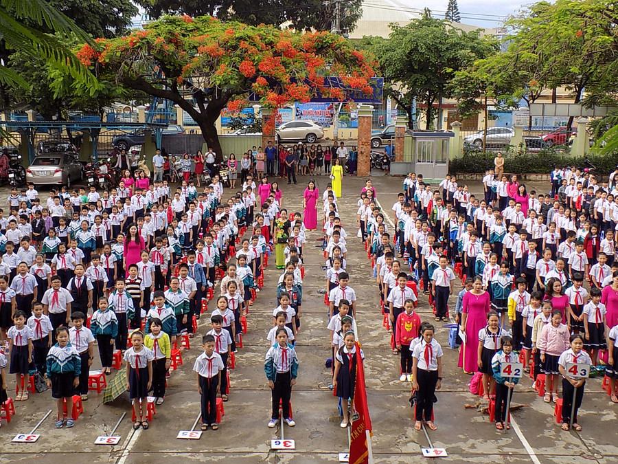 Học sinh trong giờ chào cờ đầu tuần tại Trường Tiểu học Chu Văn An. Ảnh: Thanh Nhật