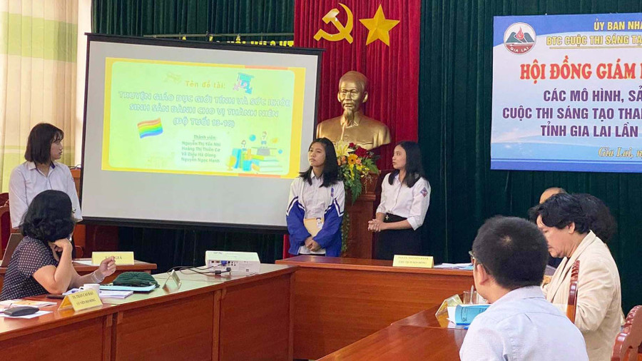 Nhóm học sinh Trường THPT Nguyễn Bỉnh Khiêm trình bày mô hình “Truyện giáo dục giới tính và sức khỏe sinh sản dành cho vị thành niên”. Ảnh: Trần Dung
