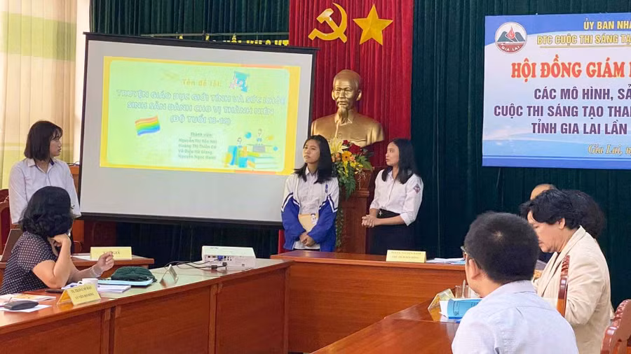 Nhóm học sinh Trường THPT Nguyễn Bỉnh Khiêm trình bày mô hình “Truyện giáo dục giới tính và sức khỏe sinh sản dành cho vị thành niên”. Ảnh: Trần Dung