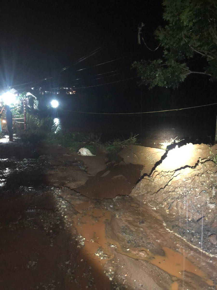 Bùn đất bị cuốn về cầu Vàng sau mưa lớn. Ảnh: Lê Anh Lượng bùn đất lớn bị cuốn về cầu Vàng sau mưa lớn. Ảnh: Lê Anh