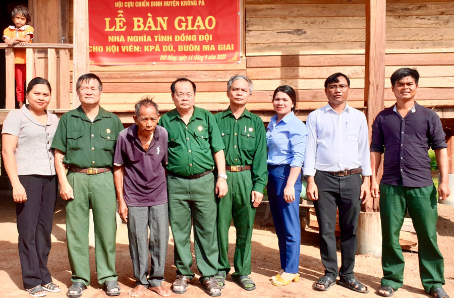 Hội Cựu chiến binh huyện Krông Pa bàn giao nhà-Nghĩa tình đồng đội-cho hội viên Kpă Dú có hoàn cảnh khó khăn về nhà ở