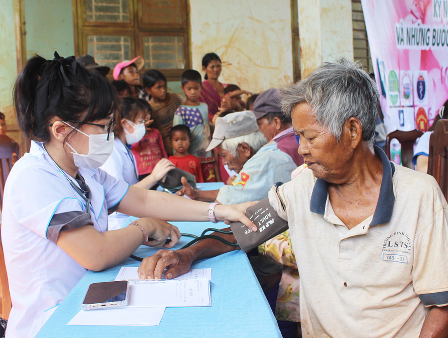  Đoàn viên Đoàn cơ sở Sở Y tế khám bệnh cho người dân xã Al Bá, huyện Chư Sê. Ảnh: Phan Lài