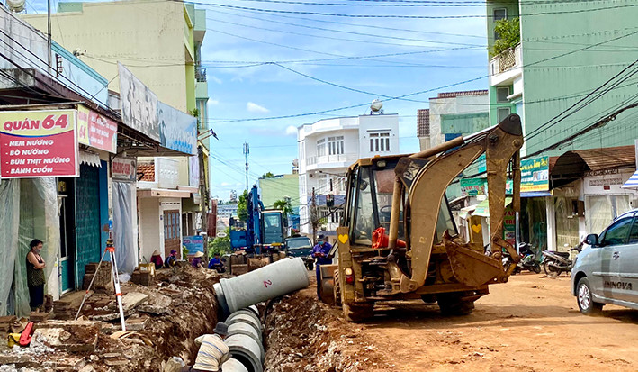  Các đơn vị thi công đường Nguyễn Đình Chiểu (TP. Pleiku). Ảnh: Hà Duy