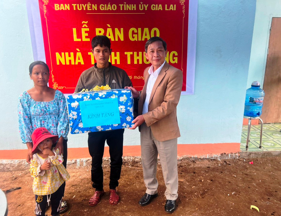 Đồng chí Huỳnh Thế Mạnh (bìa phải)- Ủy viên Ban Thường vụ Tỉnh ủy, Trưởng ban Tuyên giáo Tỉnh ủy tặng nhà tình thương cho hộ nghèo xã Krong. Ảnh: ĐINH YẾN