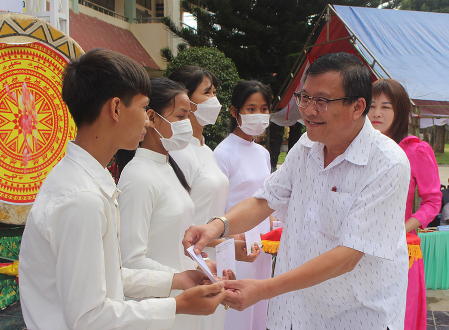 Đồng chí Thái Thanh Bình-Chủ nhiệm Ủy ban Kiểm tra Tỉnh ủy tặng học bổng Nay Der cho các em học sinh khó khăn của Trường THPT Ya Ly (huyện Chư Păh). Ảnh: Phan Lài