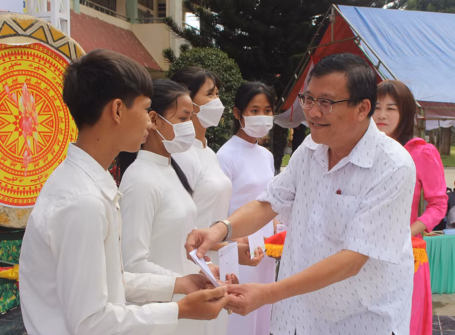 Đồng chí Thái Thanh Bình-Chủ nhiệm Ủy ban Kiểm tra Tỉnh ủy tặng học bổng Nay Der cho các em học sinh khó khăn của Trường THPT Ya Ly (huyện Chư Păh). Ảnh: Phan Lài
