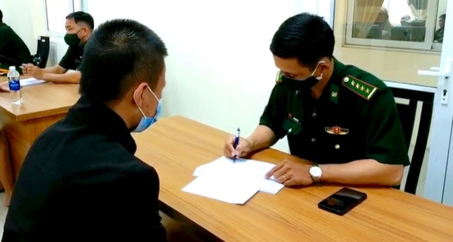 Các công dân trở về đều được khai báo y tế trước khi bàn giao cho Công an tỉnh An Giang thụ lý. Ảnh nguồn Báo Tiền Phong