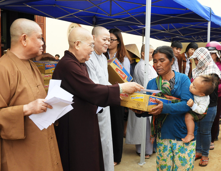 Ban Từ thiện của Ban Trị sự Giáo hội Phật giáo Việt Nam tỉnh tặng quà cho đồng bào dân tộc thiểu số khó khăn tại huyện Ia Grai. Ảnh: Thanh Nhật Ban Từ thiện của Ban Trị sự Giáo hội Phật giáo Việt Nam tỉnh tổ chức tặng quà đồng bào dân tộc thiểu số khó khăn tại huyện Ia Grai. Ảnh: Thanh Nhật