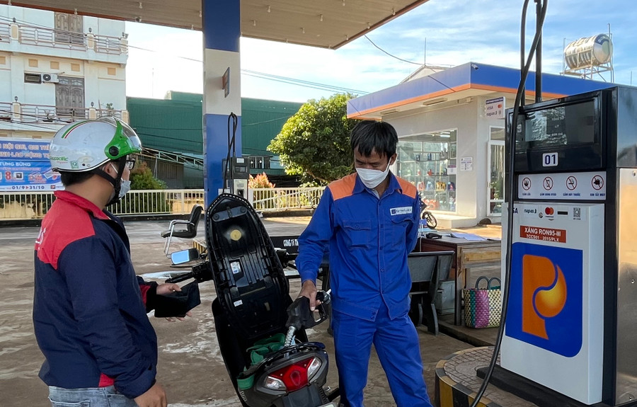 Giá xăng trong kỳ điều hành ngày 21-9 tiếp tục giảm. Ảnh: Phương Vi Giá xăng trong kỳ điều hành ngày 21-9 tiếp tục giảm. Ảnh: Phương Vi