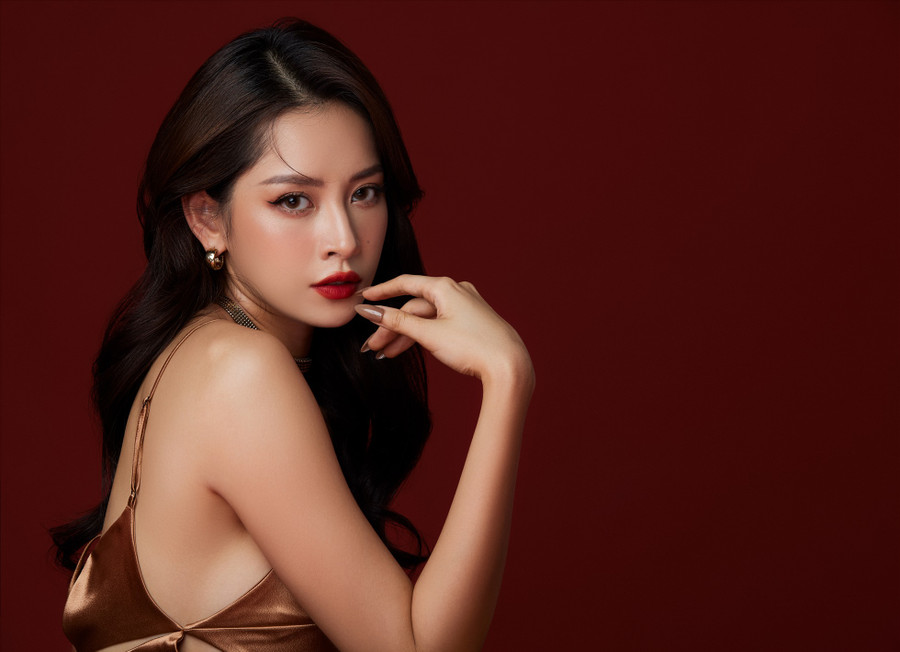 Ở bộ ảnh khác, Chi Pu lựa chọn trang điểm tông cam rực rỡ. Kiểu trang điểm mắt tự nhiên, đánh bọng mắt nhẹ nhàng mang lại hiệu ứng ngây thơ.