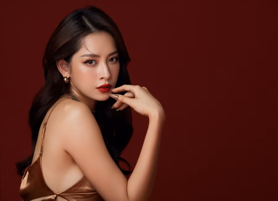 Ở bộ ảnh khác, Chi Pu lựa chọn trang điểm tông cam rực rỡ. Kiểu trang điểm mắt tự nhiên, đánh bọng mắt nhẹ nhàng mang lại hiệu ứng ngây thơ.