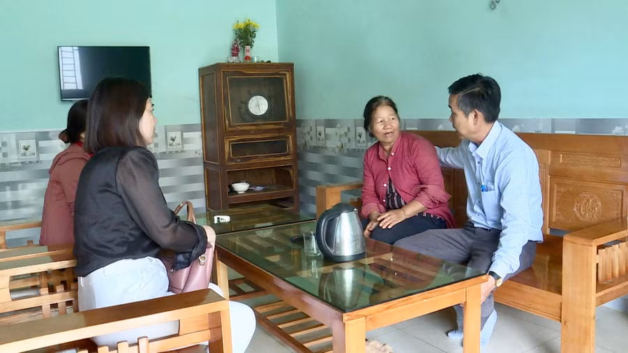 Phó Bí thư Đảng ủy Khối các Cơ quan và Doanh nghiệp tỉnh Huỳnh Tấn Đoan (bìa phải) thăm hỏi một gia đình được xây tặng nhà “Mái ấm biên cương” ở huyện Ia Grai. Ảnh: Lam Nguyên