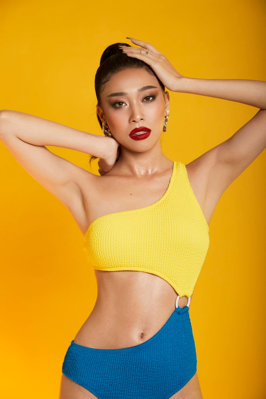 So với các thí sinh khác, Nguyên Thảo sở hữu chiều cao hạn chế, dưới 1,7m cùng hình thể mỏng. Tuy nhiên, cô được đánh giá cao khi mang lại nguồn năng lượng tích cực cho mọi người xung quanh. Nguyên Thảo đặt mục tiêu giành vị trí cao nhất tại Miss Grand Vietnam 2022. Dù vậy, cô vẫn giữ tinh thần thoải mái, tránh để mình áp lực vì: “Dù kết quả ra sao, tôi luôn coi cuộc thi là một nơi có thể học hỏi, rèn luyện để trở thành phiên bản tốt hơn”. Hiện tại cô xếp vị trí thứ 5 bình chọn với số điểm 42.778. Ảnh: FBNV